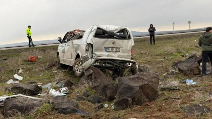 Şırnak'ta feci kaza! Minib&uuml;s takla attı; 2 &ouml;l&uuml;, 6 yaralı