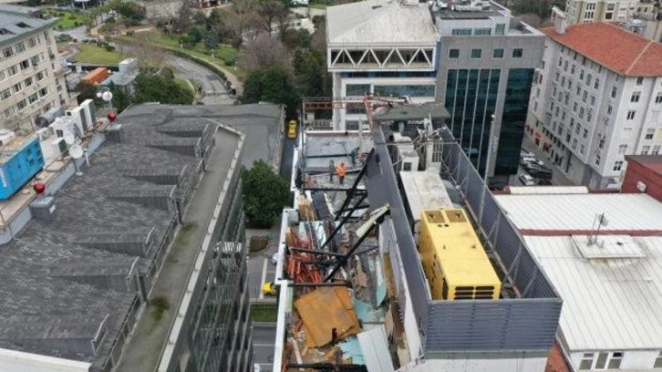 Şişli'de otelin ka&ccedil;ak yapıları yıkıldı