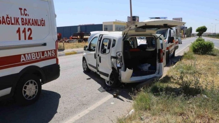 Sivas'ta hafif ticari araç ile otomobil çarpıştı: 6 yaralı