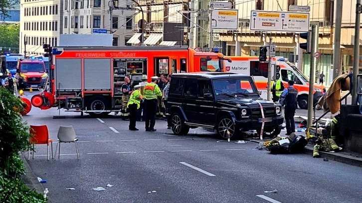 Son dakika: Almanya'da lüks araç kalabalığa daldı! Çok sayıda yaralı var