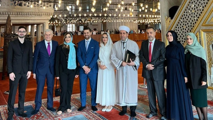 Sultanahmet'te çifte mutluluk! Önce Müslüman sonra damat oldu