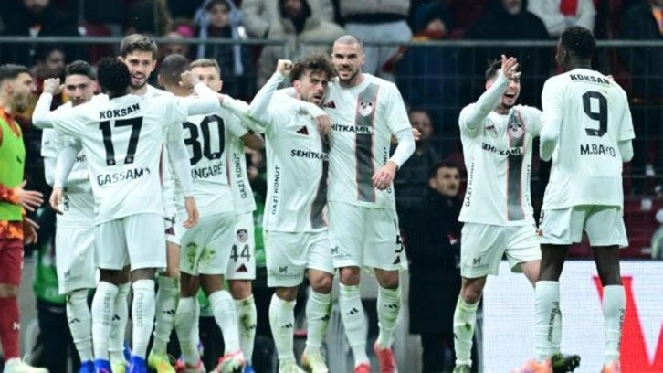 S&uuml;per Lig'de şampiyonluk yarışı nefes kesiyor: Fark 1'e d&uuml;şt&uuml;! İşte son puan durumu