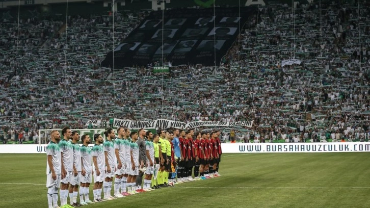 Süper Lig'in iki efsanesi sahaya çıktı: 40 bin seyirci tribünden takip etti