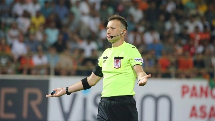 S&uuml;per Lig'in son yıllardaki 'Derbi' hakemi asıl mesleğini yaparken g&ouml;r&uuml;nt&uuml;lendi