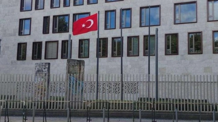 Suriye'de SDG vuruldu, ter&ouml;r yandaşları kudurdular: Avrupa'yı karıştırdılar!