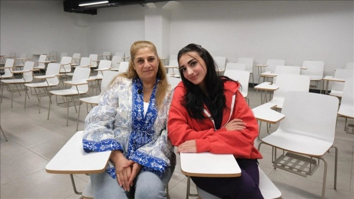 Suriyeli anne ve kızı, T&uuml;rkiye'de eğitimle geleceğe tutunuyor