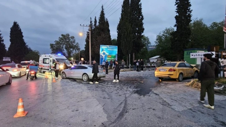 Taksi ile otomobilin çarpıştığı kaza kamerada: 6 yaralı