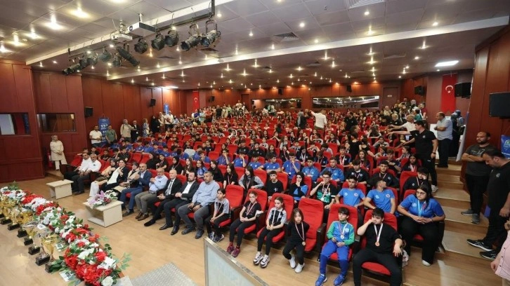 Tarihe geçecek başarı! Sezonu 10 kupayla bitirdiler
