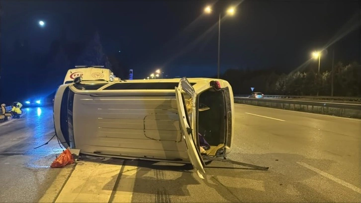 TEM'de minibüs devrildi! Korkunç kaza