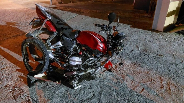 Ters şeritte feci kaza: Otomobil motosikletle çarpıştı