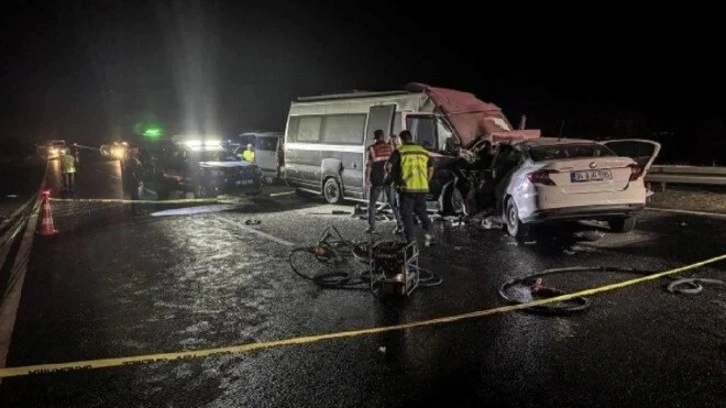 Ters yönde minibüse çarpıp alev aldı: 1 ölü, 1 yaralı