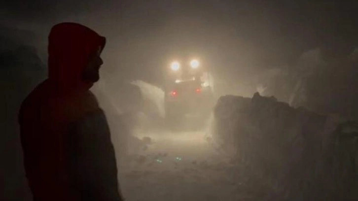 Tipide ara&ccedil;larında mahsur kalanları ekipler kurtardı
