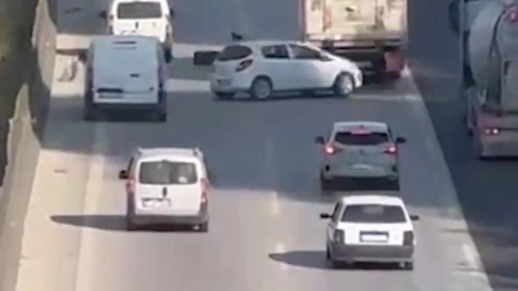 Tırdan kopan lastik kaplaması nedeniyle zincirleme kaza oldu