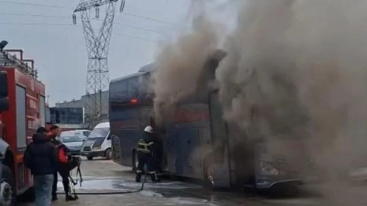 Tokat'ta park halindeki otob&uuml;s alev aldı