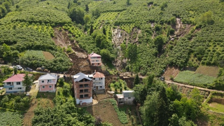 Trabzon’da heyelan afeti! 3 ev hasar gördü