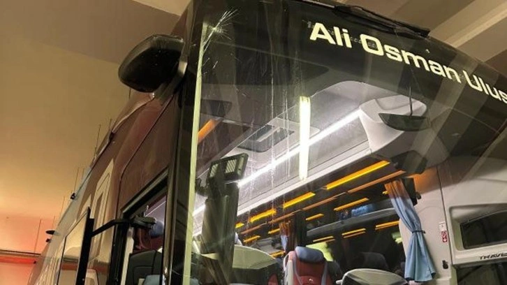 Trabzonspor'un otob&uuml;s&uuml;ne ma&ccedil; &ouml;ncesi taşlı saldırı!