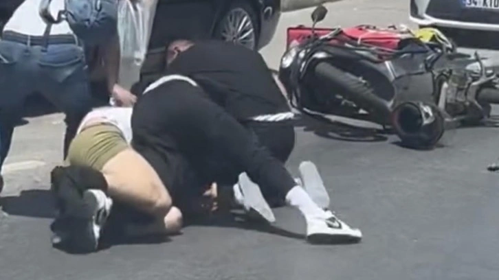 Trafikte araçtan iki kişiyle motokurye kavgası kamerada