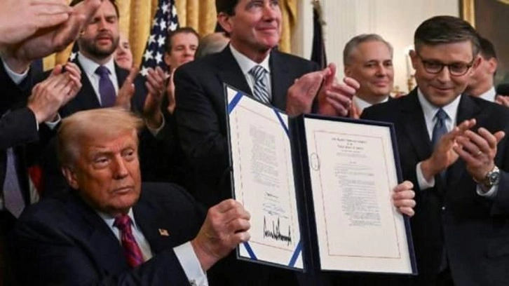 Trump alkışlar eşliğinde imzayı attı: En büyük devrim