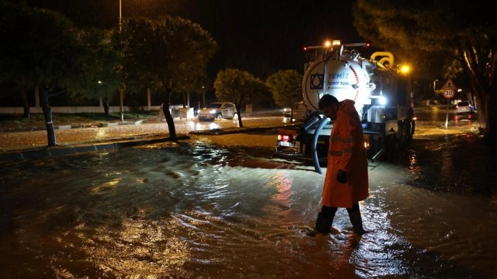 Turizm beldesi sağanağa teslim oldu! Ev ve iş yerlerini su bastı