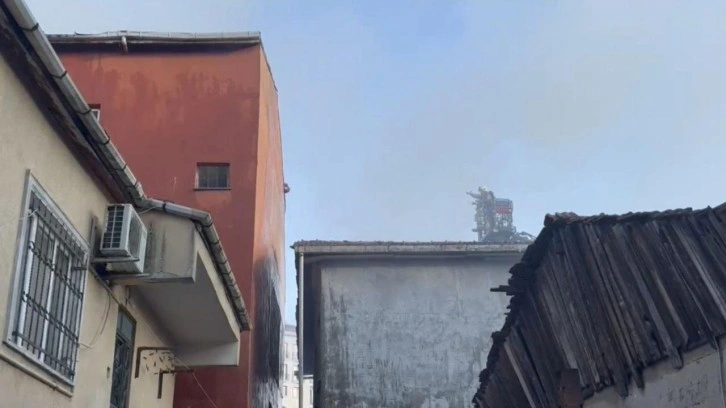 Ümraniye'de 3 katlı binanın çatısında korkutan yangın