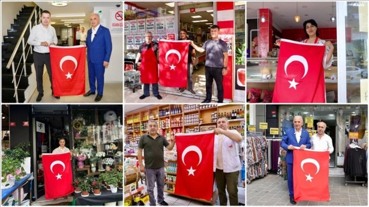 Ümraniye'de 40 bin Türk bayrağı dağıtılıyor