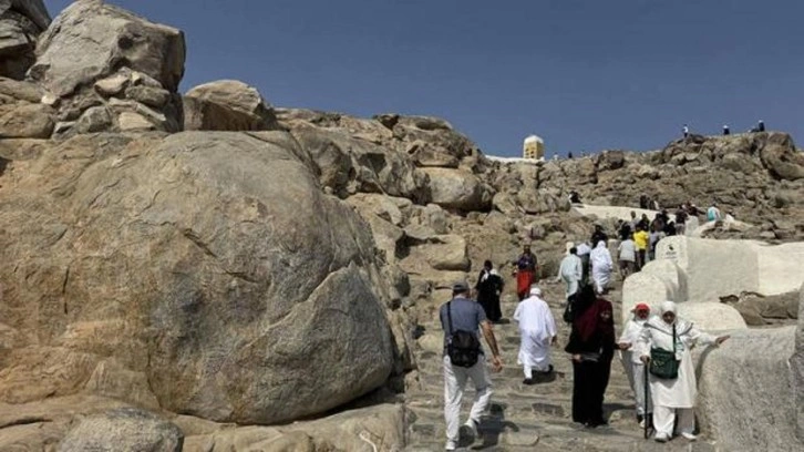 Umre ibadeti yapan M&uuml;sl&uuml;manlar, Hira Mağarası ve Arafat'ı ziyaret etti