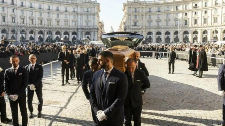 &Uuml;nl&uuml; İtalyan modacı Valentino, Roma'da son yolculuğuna uğurlandı