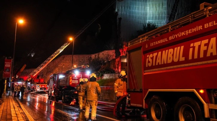 Üsküdar'da ahşap köşkte çıkan yangın söndürüldü