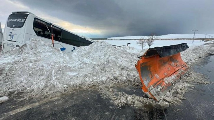 Van'da feci kaza! Kar k&uuml;reme aracına &ccedil;arpan yolcu otob&uuml;s&uuml; kara saplandı: 11 yaralı