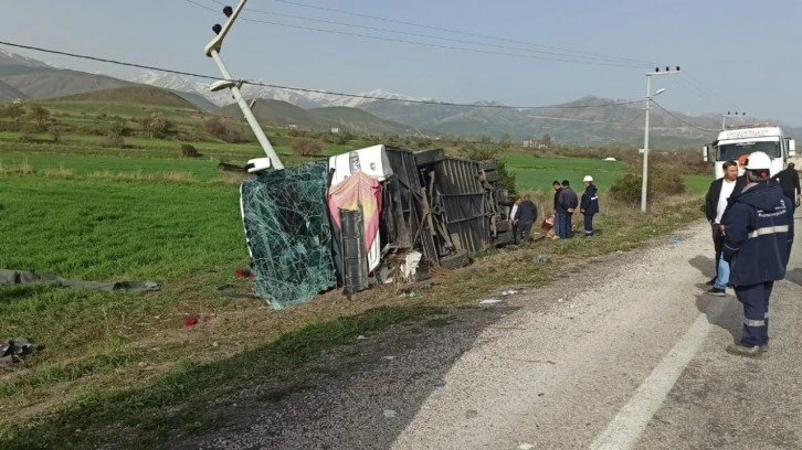 Van'da yolcu otobüsü devrildi