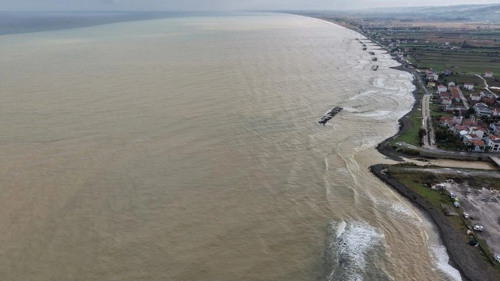 Yağış sonrası denizde şoke eden g&ouml;r&uuml;nt&uuml;! Kahverengiye d&ouml;nd&uuml;