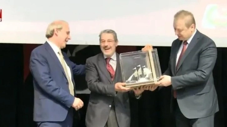 Yazar Sadık Albayrak'a 'Yılın Fikir Adamı' ödülü verildi