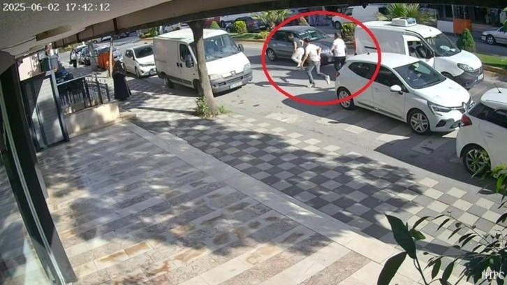 Yol vermeyen 3 maganda anne ile oğlunu yol ortasında dövdü!