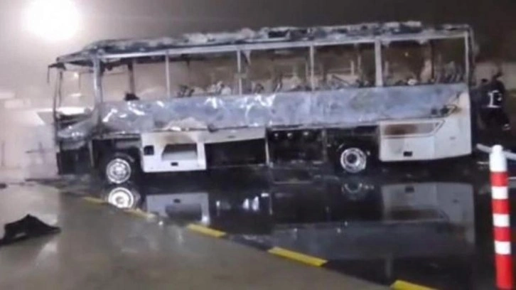 Yolcu otob&uuml;s&uuml; alev topuna d&ouml;nd&uuml;