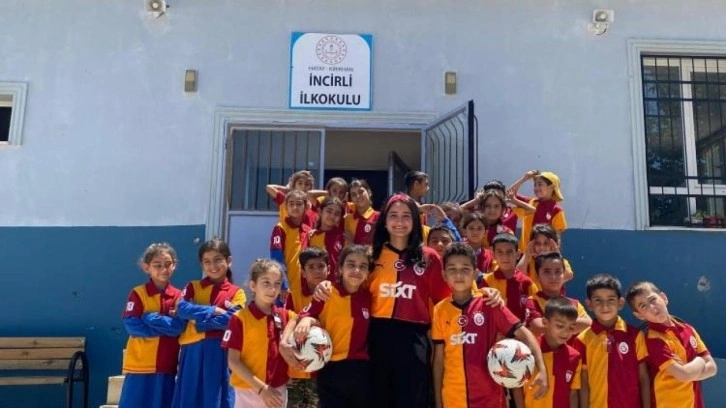 Yunus Akgün'den köy okulundaki öğrencilere forma jesti