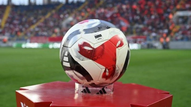 Zirvede fark kapanıyor! Dev derbi öncesi Süper Lig'de son durum