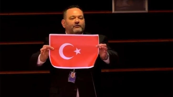 AP, ırkçı eski Yunan milletvekili Lagos'a hapis cezası aldıktan sonra bile ödeme yapmış
