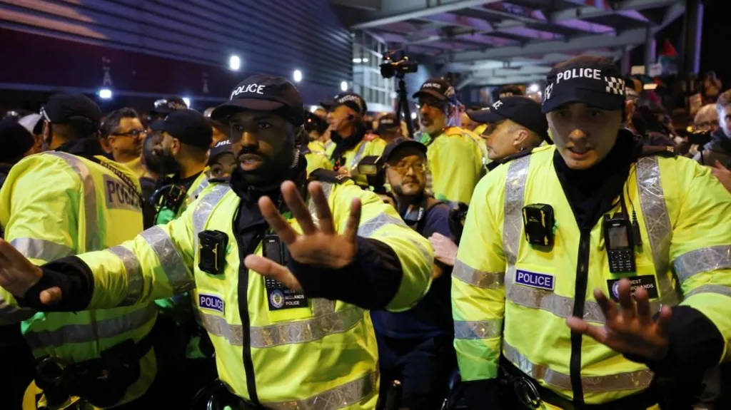 İsrail'in futboldan men edilmesini isteyen binlerce kişi Birmingham'da toplandı