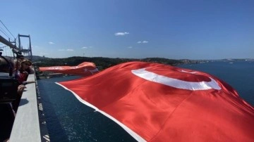 15 Temmuz Şehitler Köprüsü’ne dev Türk bayrağı asıldı