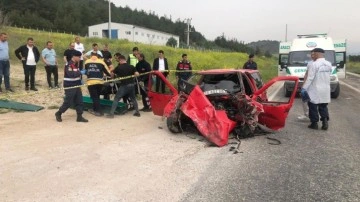 2 otomobil kafa kafaya çarpıştı: 3 ölü, 1 yaralı