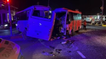 3 midibüs birbirine girdi, ortalık savaş alanına döndü: 6 yaralı