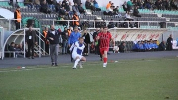 3. Lig'de &uuml;st sıralara oynayan ekibin 1991 doğumlu hocası istifa etti