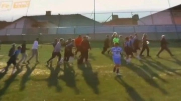 6 gollü karşılaşmada taraftar sahaya girdi! Hakem maçı tatil etti