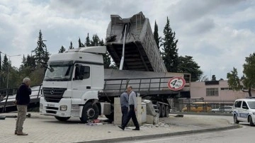 Adana'da facia ucuz atlatıldı! Tır üst geçidi kopardı!