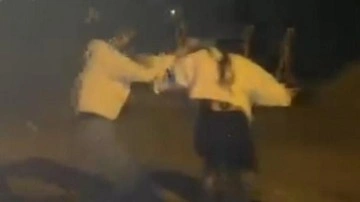 Adana'da gen&ccedil; kızların 'erkek arkadaş' kavgası: Yere yatırıp tekmelediler