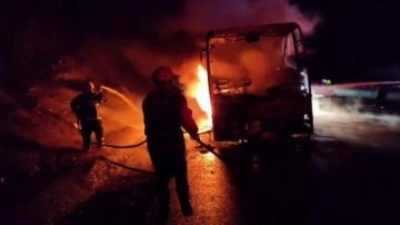 Adana'da seyir halindeki yolcu otob&uuml;s&uuml; alev alev yandı