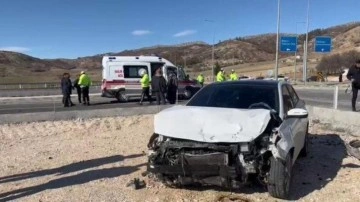 Adıyaman&rsquo;da iki otomobil &ccedil;arpıştı: Yaralılar var