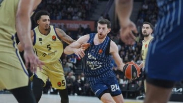 Anadolu Efes, Barcelona'yı 1 sayıyla yıktı