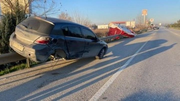 Antalya'da akılalmaz kaza: Bariyerde asılı kaldı!