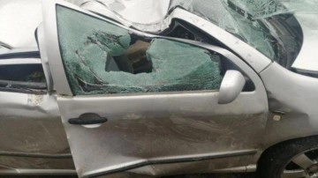 Ara&ccedil; şarampole yuvarlandı: Bangladeş uyruklu aynı aileden 1 kişi &ouml;ld&uuml;, 3 kişi yaralandı